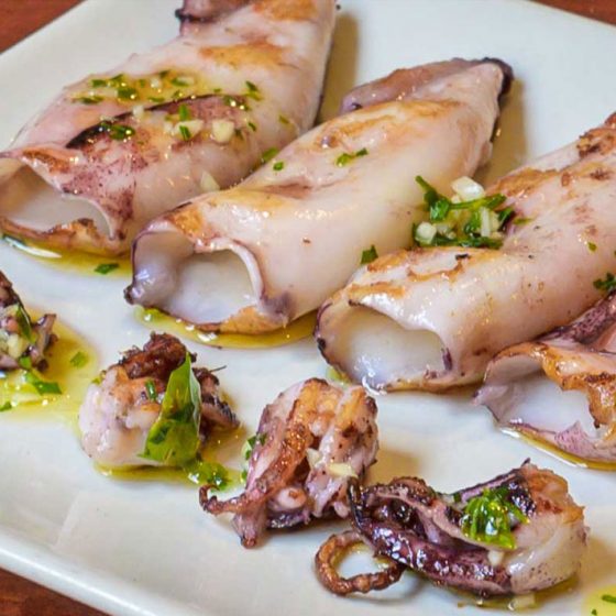 Chipirones a la plancha con salsa mery en El León Bar, Plaza Redonda, Valencia