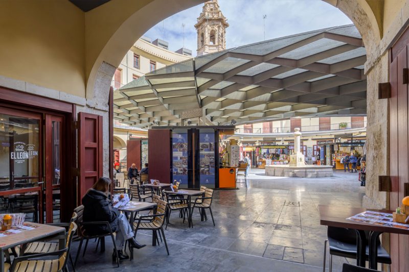 Vista de la terraza del Bar El León en la Plaza Redonda de Valencia, cerca del Mercado Central.