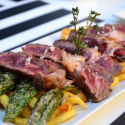 Entrecot trinchado con patatas fritas y pimientos de padrón, carne seleccionada de Rosa Lloris del Mercado Central, servido en El León Bar Valencia