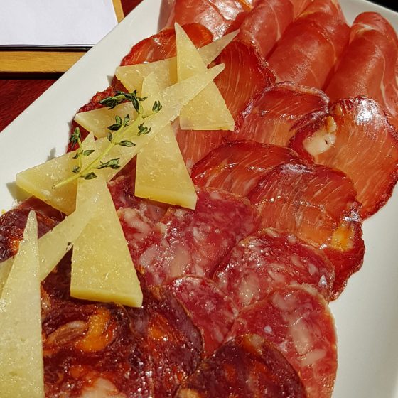 Ibéricos y queso, Chorizo, salchichón, lomo y jamón, acompañado por queso curado de oveja.