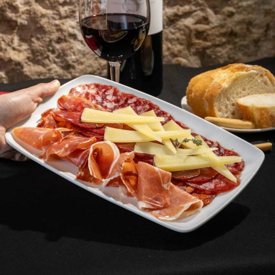 Tabla de ibéricos y queso con chorizo, salchichón, lomo y jamón, para compartir en El León Bar, Valencia