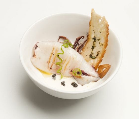 El Calamarcito - tapa exclusiva de chipirón con ajoblanco y tapenade en El León Bar, Valencia