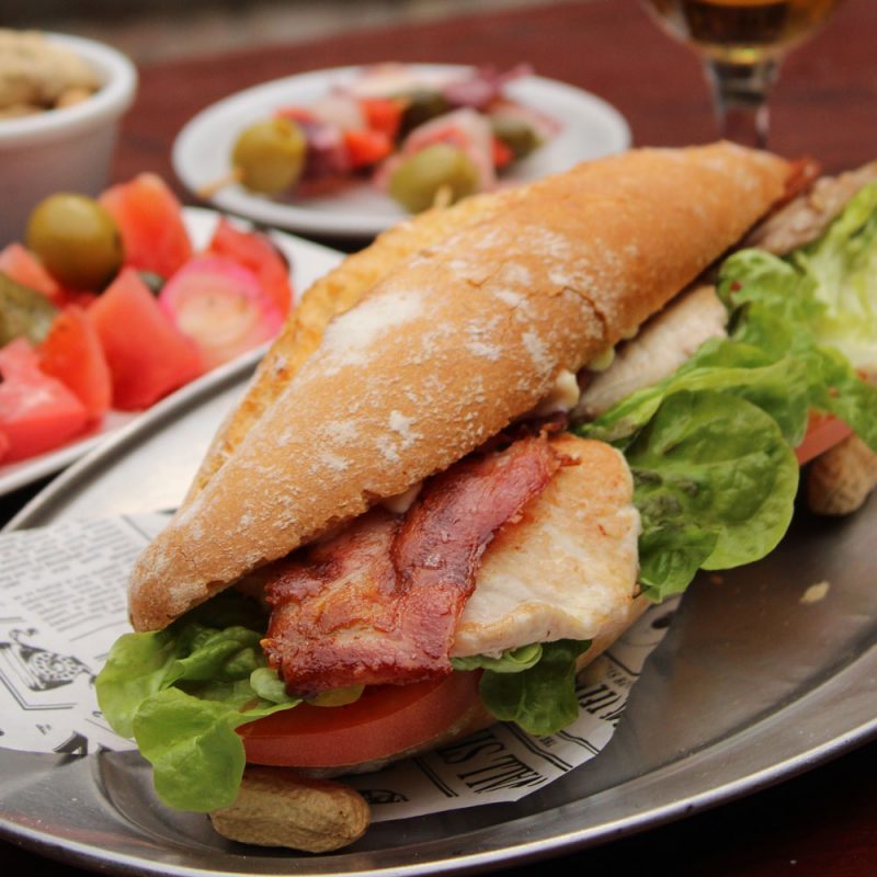 Chivito valenciano con lomo, bacon, lechuga, tomate y mayonesa, servido en El León Bar en Valencia